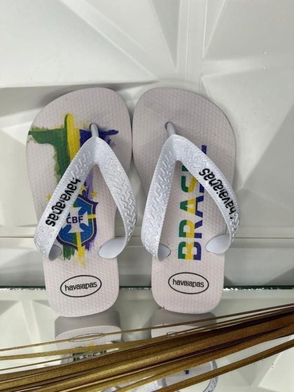 Havaianas infantis estampadas com técnica de transfer digital disponíveis para atacado.