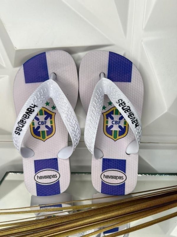 Havaianas infantis estampadas com técnica de transfer digital disponíveis para atacado.