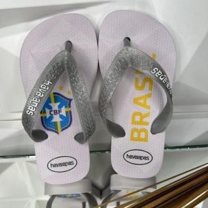 Havaianas infantis estampadas com técnica de transfer digital disponíveis para atacado.