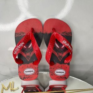 Havaianas infantis estampadas com técnica de transfer digital disponíveis para atacado.