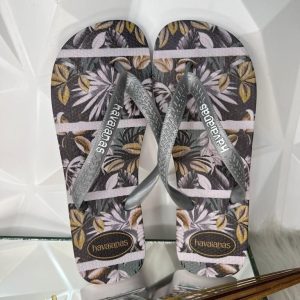 Lote de Havaianas masculinas estampadas via transferência digital para venda em atacado.