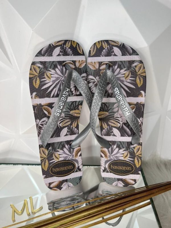 Lote de Havaianas masculinas estampadas via transferência digital para venda em atacado.