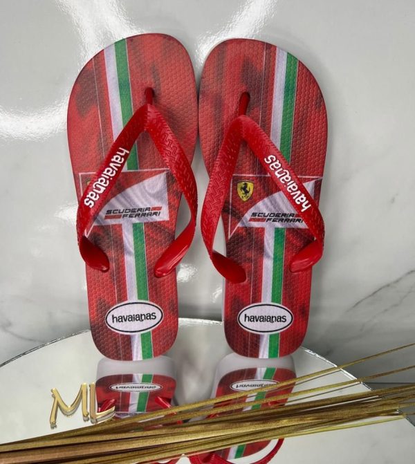 Lote de Havaianas masculinas estampadas via transferência digital para venda em atacado.