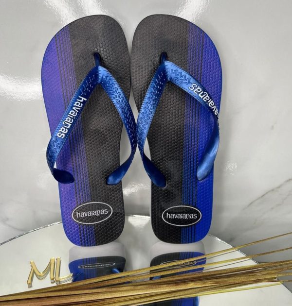 Lote de Havaianas masculinas estampadas via transferência digital para venda em atacado.