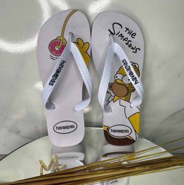 Lote de Havaianas masculinas estampadas via transferência digital para venda em atacado.