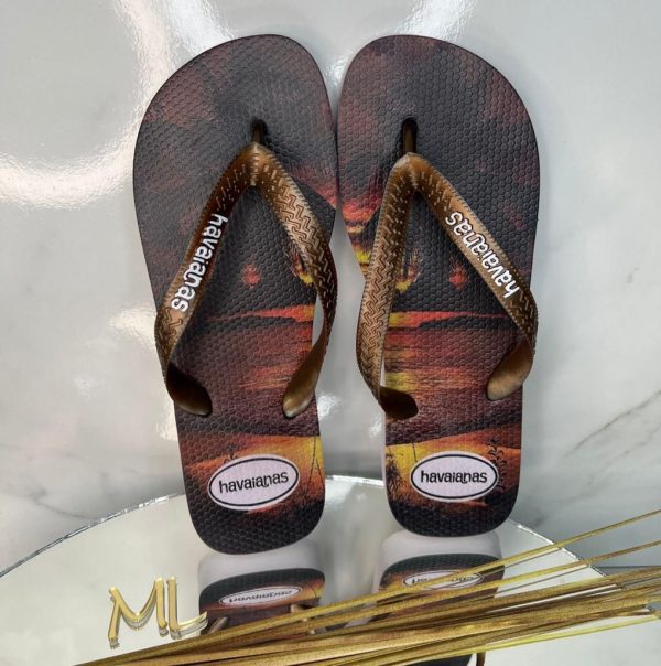 Lote de Havaianas masculinas estampadas via transferência digital para venda em atacado.