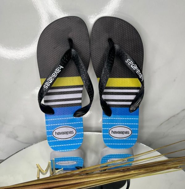 Lote de Havaianas masculinas estampadas via transferência digital para venda em atacado.