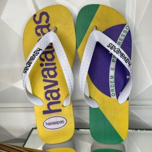 Lote de Havaianas masculinas estampadas via transferência digital para venda em atacado.