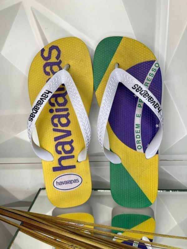 Lote de Havaianas masculinas estampadas via transferência digital para venda em atacado.