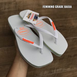 Chinelo de dedo Havaianas feminino com sola quadrada em borracha de alta durabilidade.