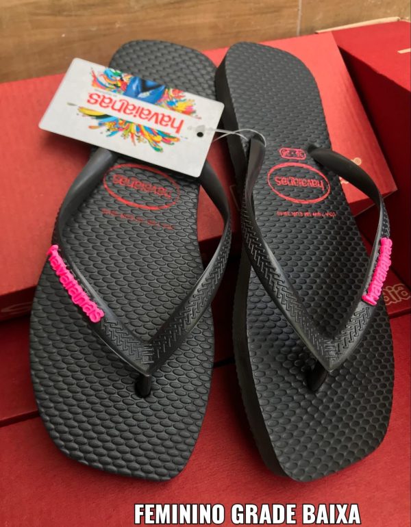 Chinelo de dedo Havaianas feminino com sola quadrada em borracha de alta durabilidade.