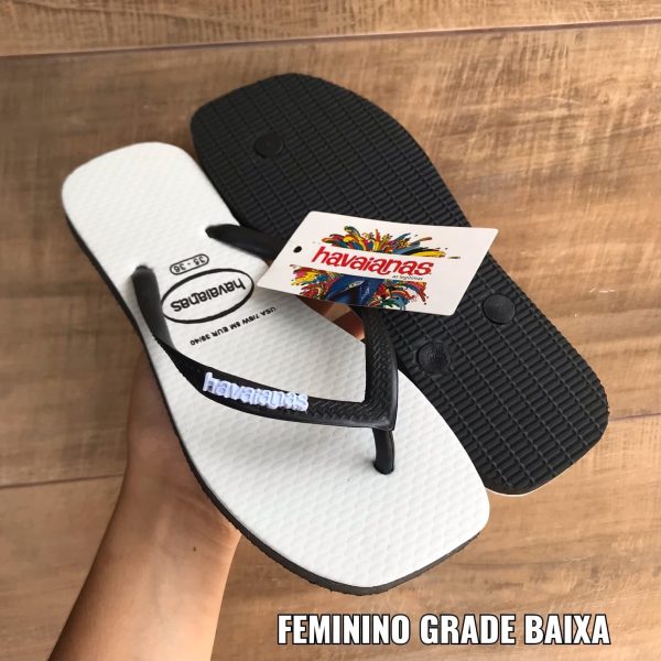 Chinelo de dedo Havaianas feminino com sola quadrada em borracha de alta durabilidade.