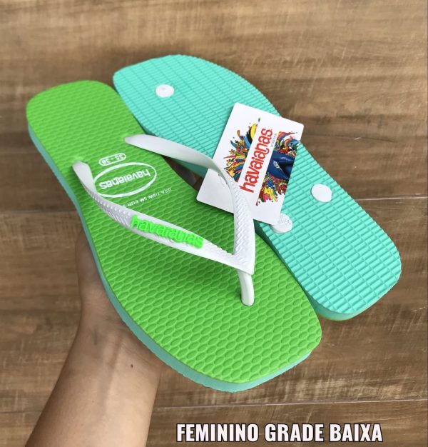 Chinelo de dedo Havaianas feminino com sola quadrada em borracha de alta durabilidade.