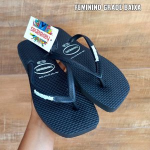 Chinelo de dedo Havaianas feminino com sola quadrada em borracha de alta durabilidade.