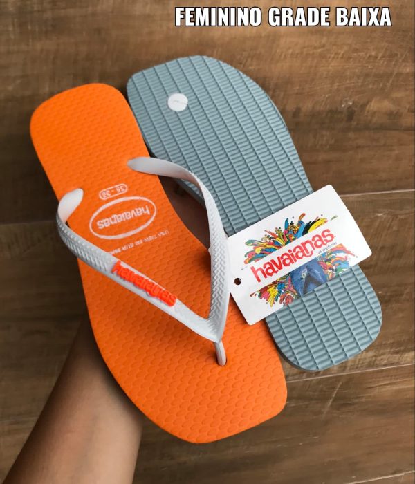 Chinelo de dedo Havaianas feminino com sola quadrada em borracha de alta durabilidade.