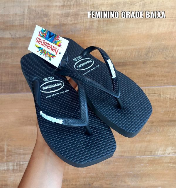 Chinelo de dedo Havaianas feminino com sola quadrada em borracha de alta durabilidade.