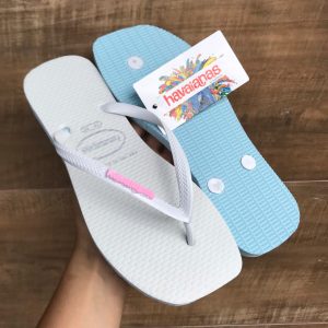 Chinelo de dedo Havaianas feminino com sola quadrada em borracha de alta durabilidade.