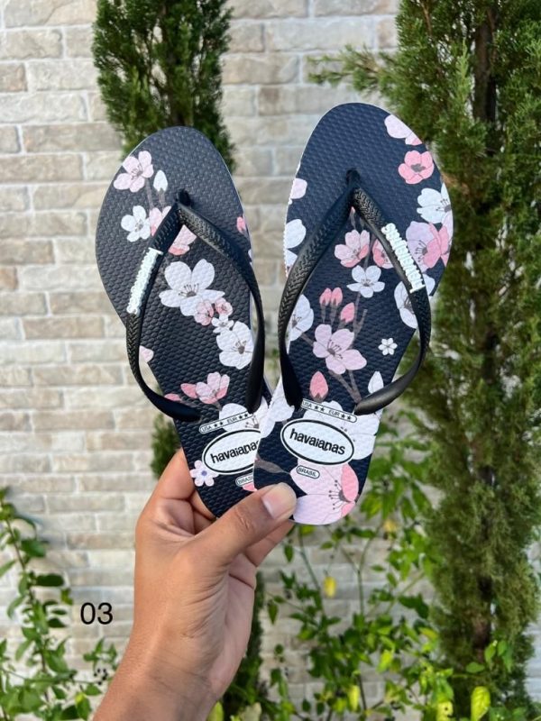 Havaianas femininas estampadas com transfer digital de alta qualidade.