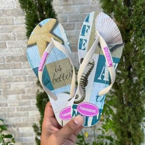 Havaianas femininas estampadas com transfer digital de alta qualidade.