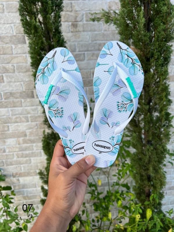 Havaianas femininas estampadas com transfer digital de alta qualidade.