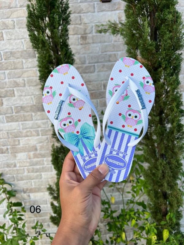 Havaianas femininas estampadas com transfer digital de alta qualidade.